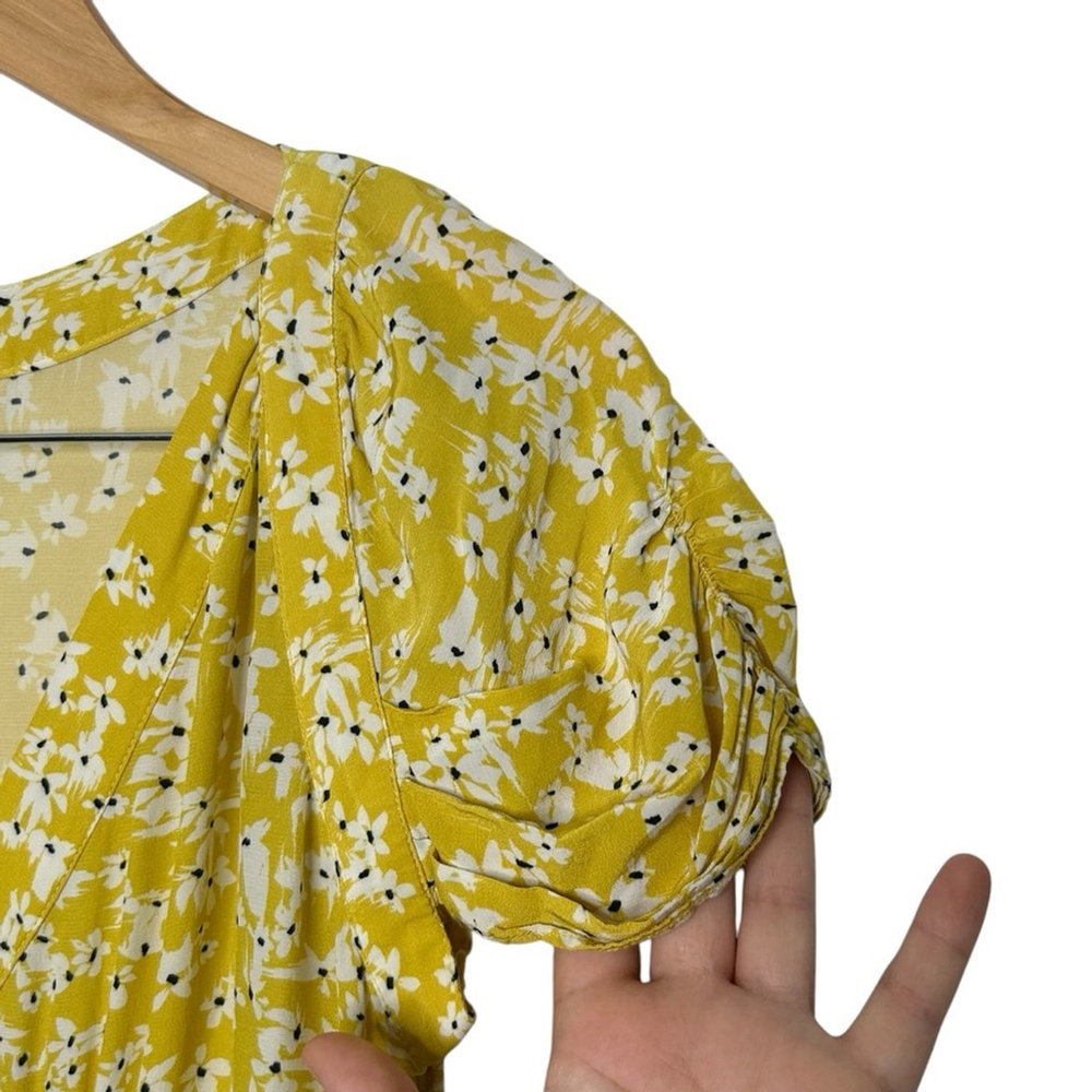 WISH Golden Bloom Floral Crepe V-Neck Short Sleeve Ruffle Hem Dress Size Medium - Picture 7 of 11